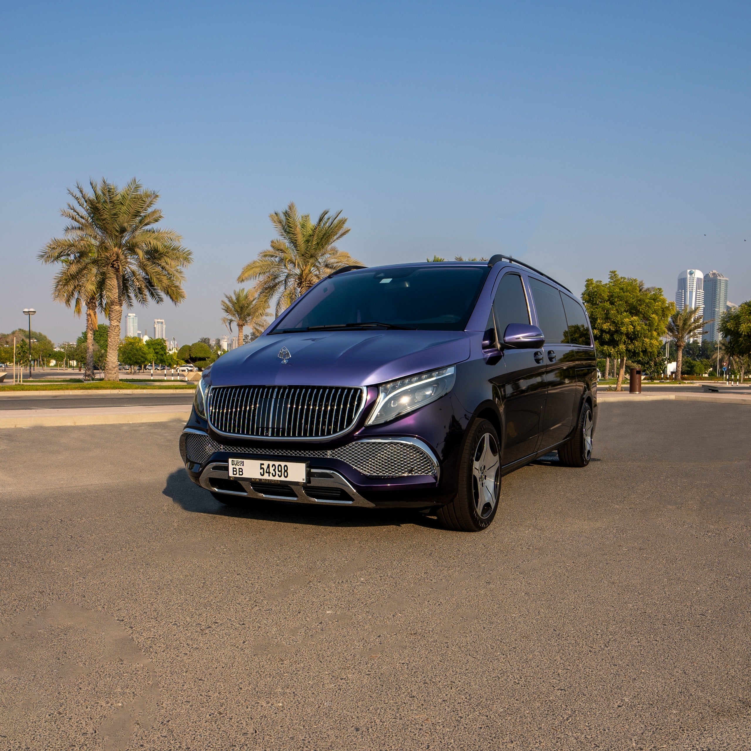 arenda-mercedes-maybach-lavender-peredniy-vid-dubai-rental