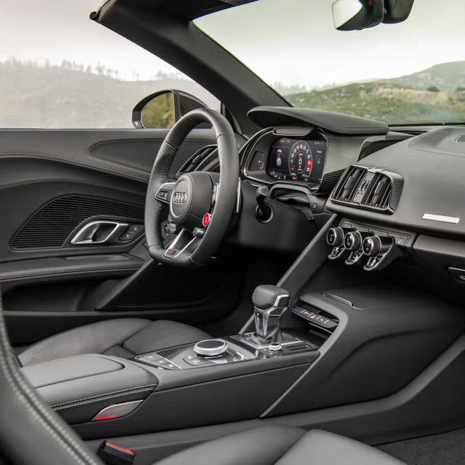 audi-r8-coupe-rulevoe-koleso-dubai-rental