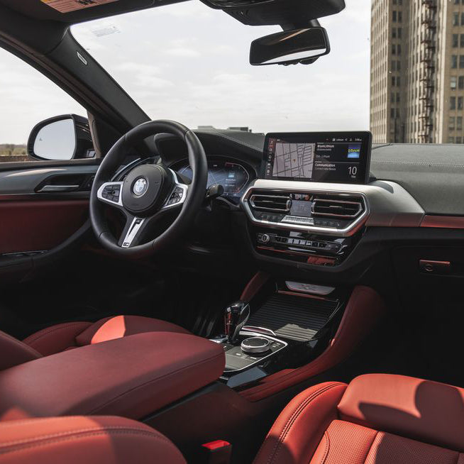 bmw-x4-rulevoe-koleso-dubai-rental