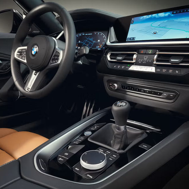 bmw-z4-rulevoe-koleso-dubai-rental