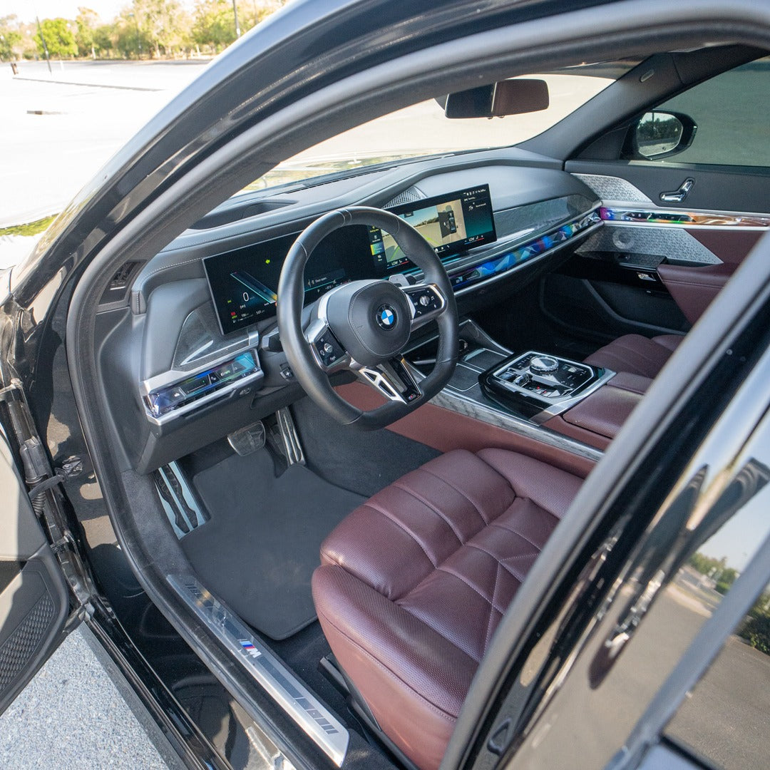 detali-interera-bmw-7-series-dubai-rental
