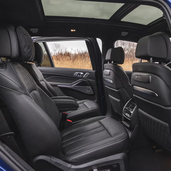 detali-interera-bmw-x7m60i-dubai-rental