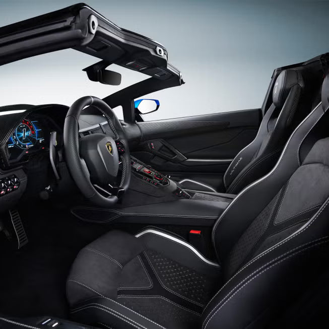 detali-interera-lamborghini-aventador-roadster-dubai-rental