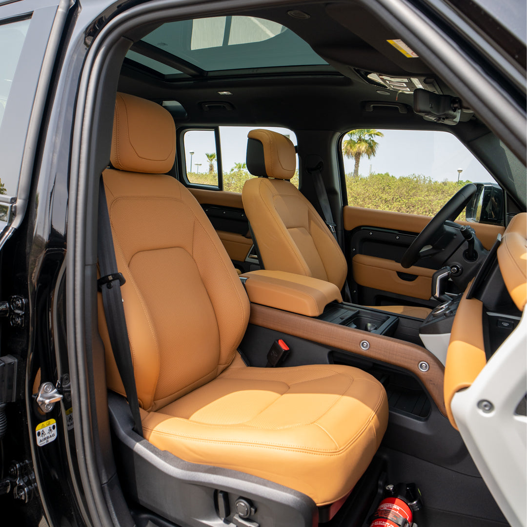 detali-interera-land-rover-defender-dubai-rental