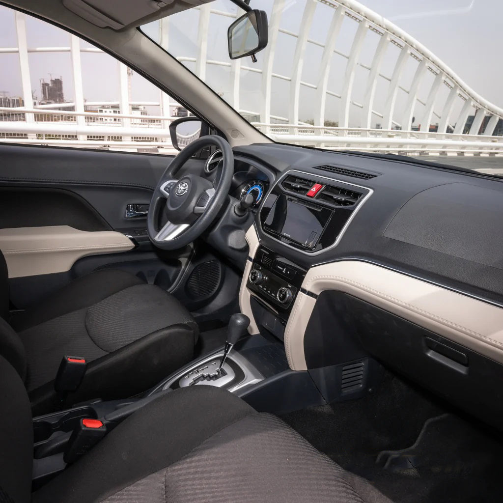 detali-interera-toyota-rush-dubai-rental