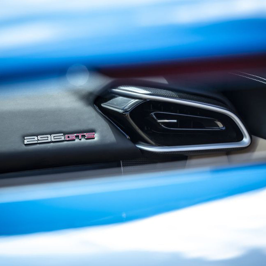 ferrari-296-gts-logotip-dubai-rental