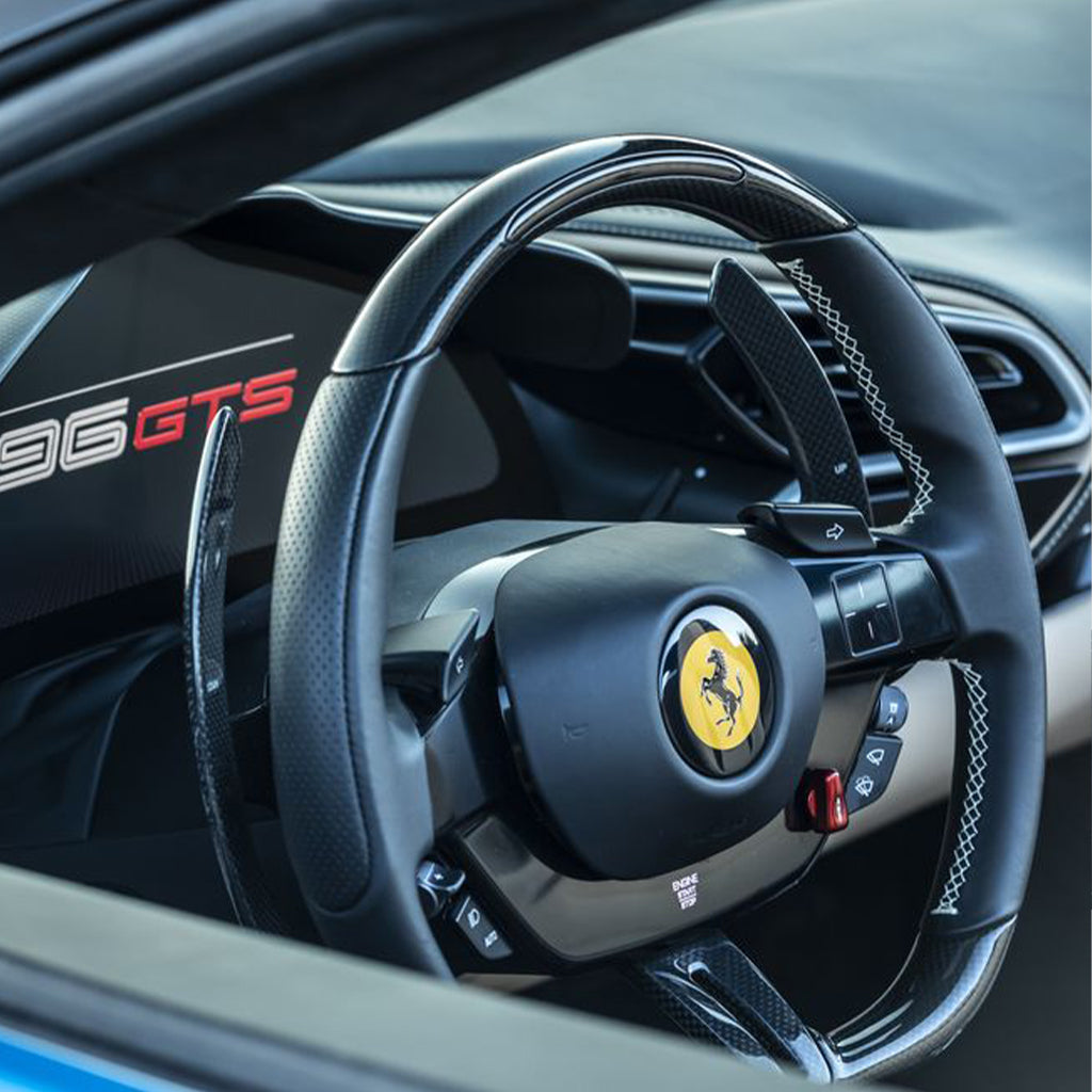 ferrari-296-gts-rul-i-interer-dubai-rental