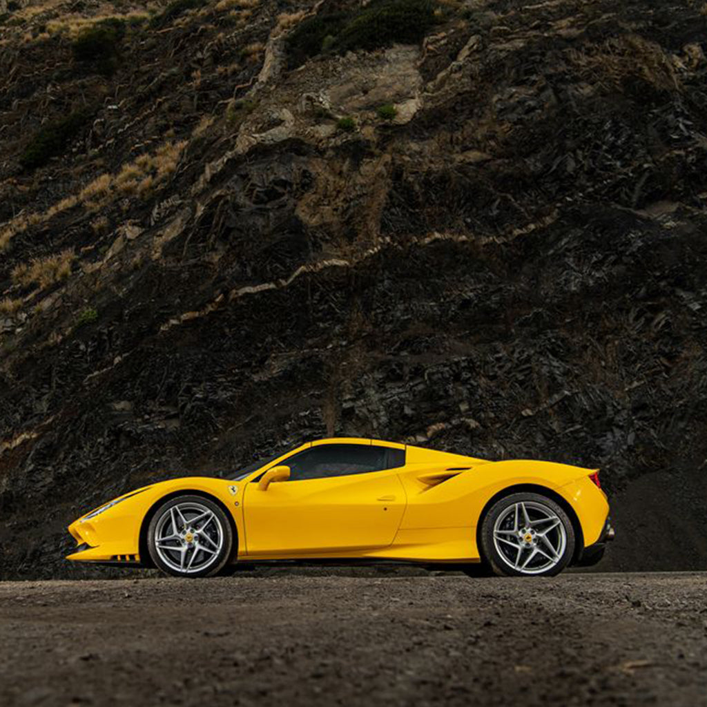 ferrari-f8-spider-bokovoy-vid-dubai-rental