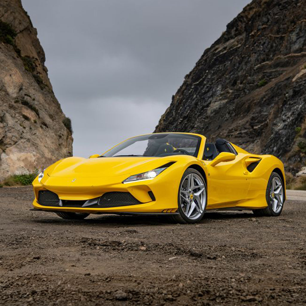 ferrari-f8-spider-na-ulicah-dubaya-rental