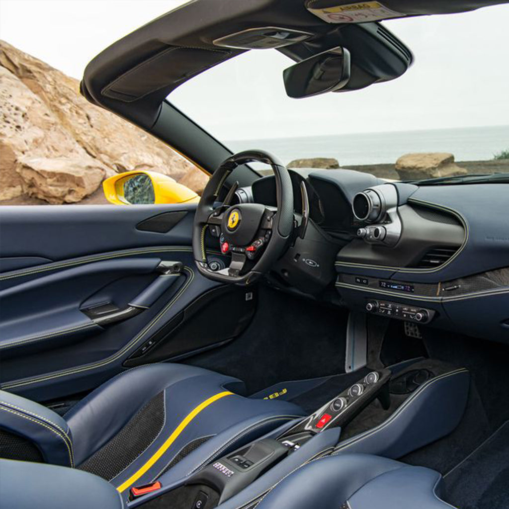 ferrari-f8-spider-rulevoe-upravlenie-dubai-rental