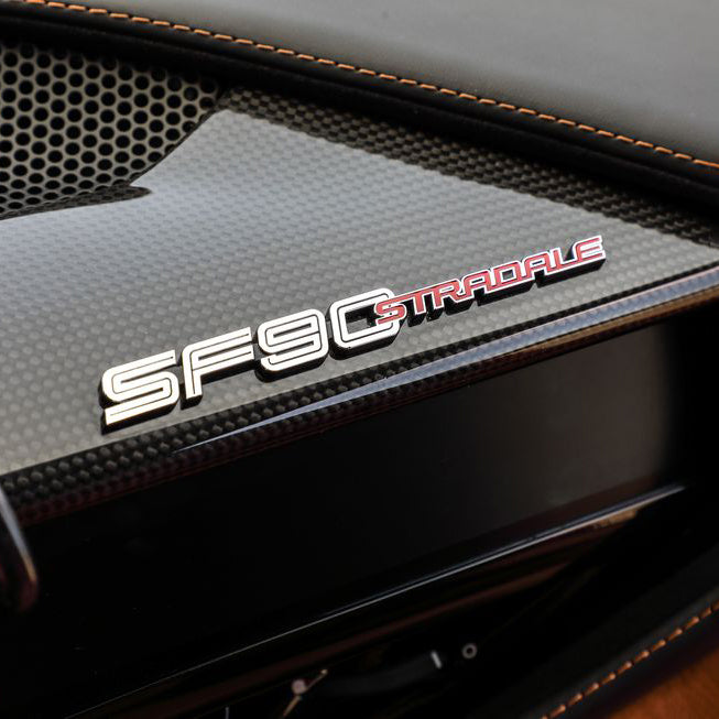 ferrari-sf90-stradale-logotip-dubai-rental