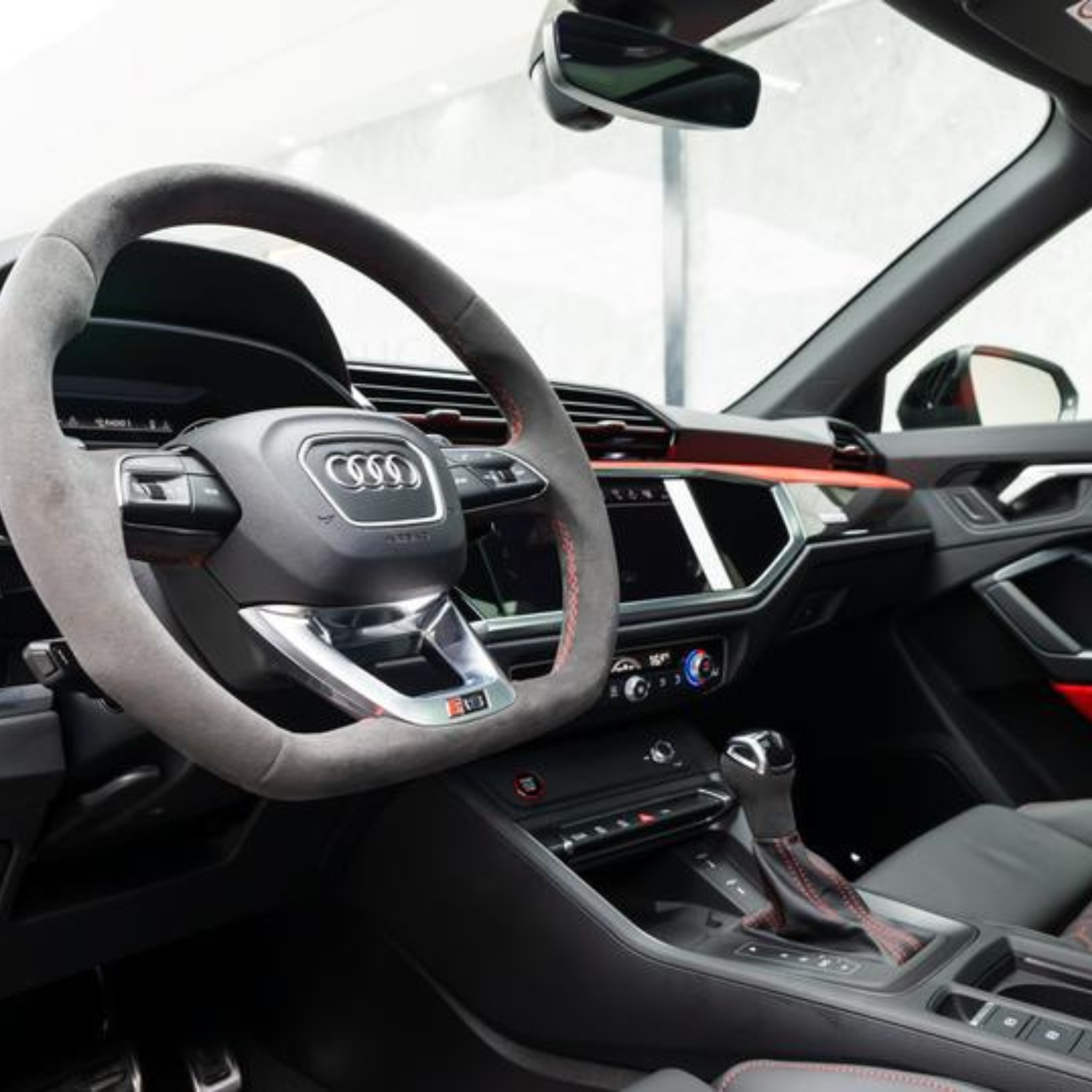 interer-audi-rs-q3-panel-priborov-dubai-rental