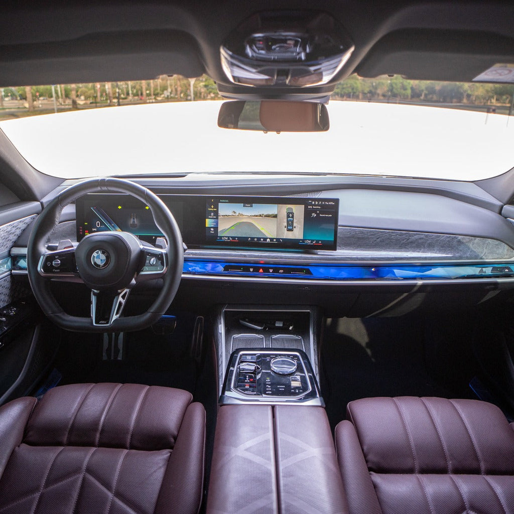 interer-bmw-7-series-panel-priborov-dubai-rental