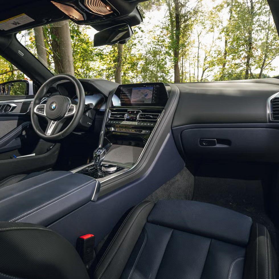 interer-bmw-840i-panel-priborov-dubai-rental