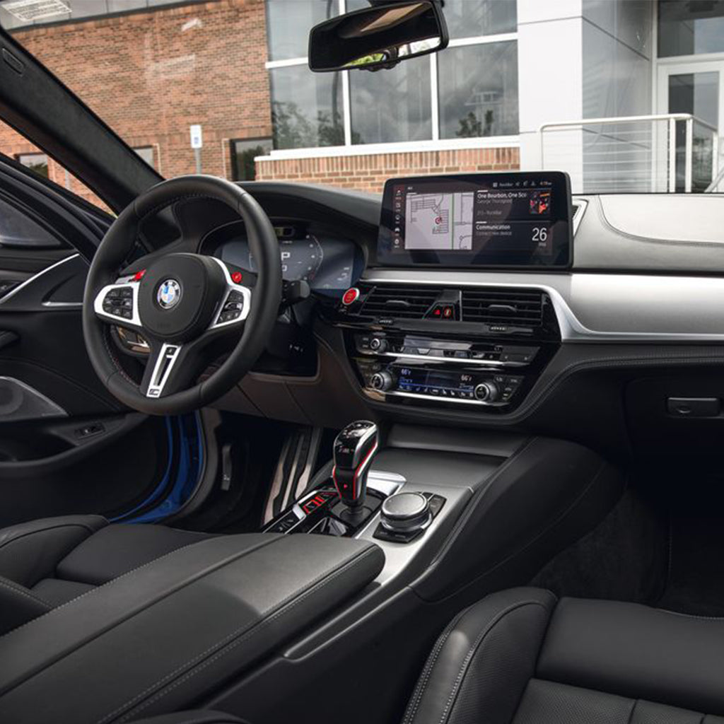 interer-bmw-m5-competition-panel-priborov-dubai-rental