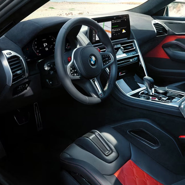 interer-bmw-m8-competition-panel-priborov-dubai-rental