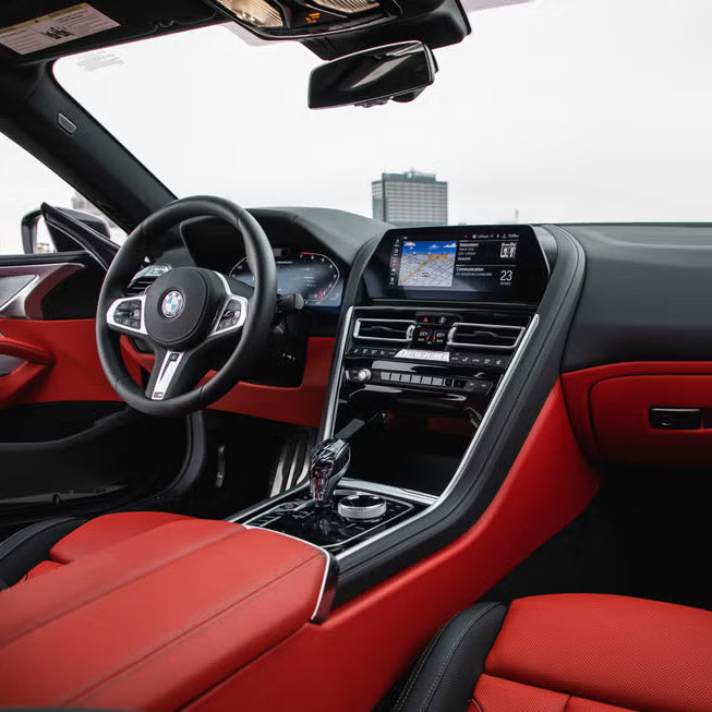 interer-bmw-m840i-panel-priborov-dubai-rental