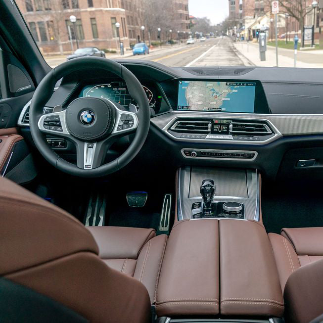 interer-bmw-x5-panel-priborov-dubai-rental