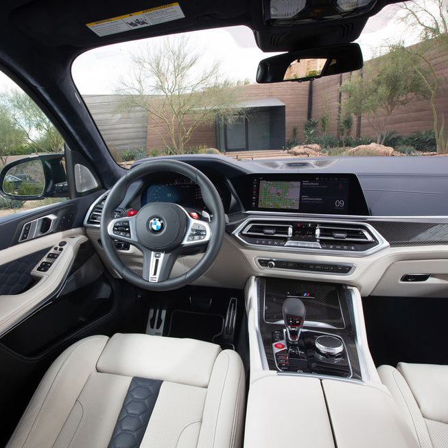 interer-bmw-x5m-panel-priborov-dubai-rental