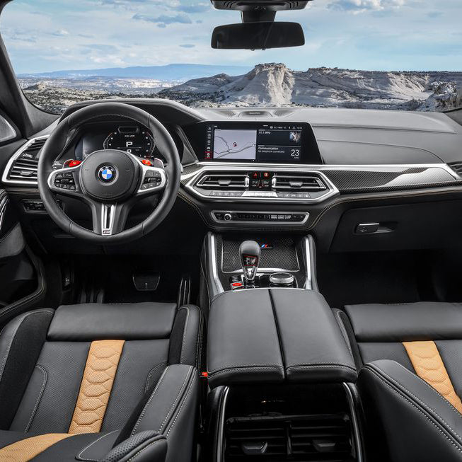 interer-bmw-x6m-panel-priborov-dubai-rental