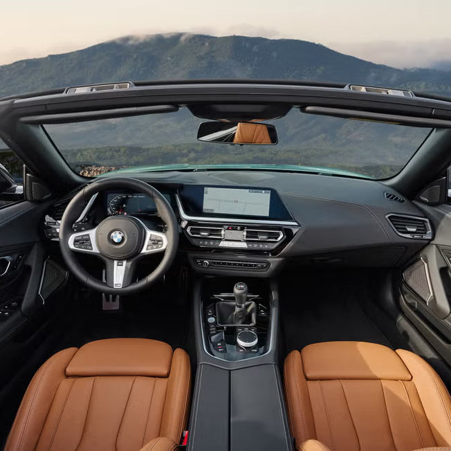 interer-bmw-z4-panel-priborov-dubai-rental