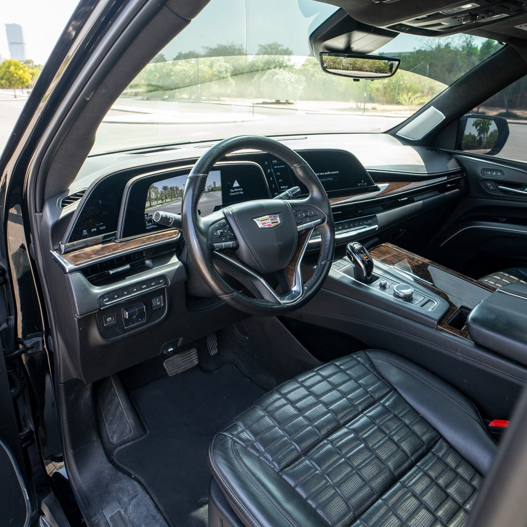 interer-cadillac-escalade-panel-upravleniya-dubai-rental