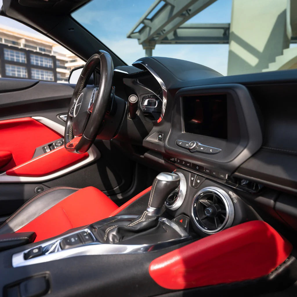 interer-chevrolet-camaro-panel-upravleniya-dubai-rental