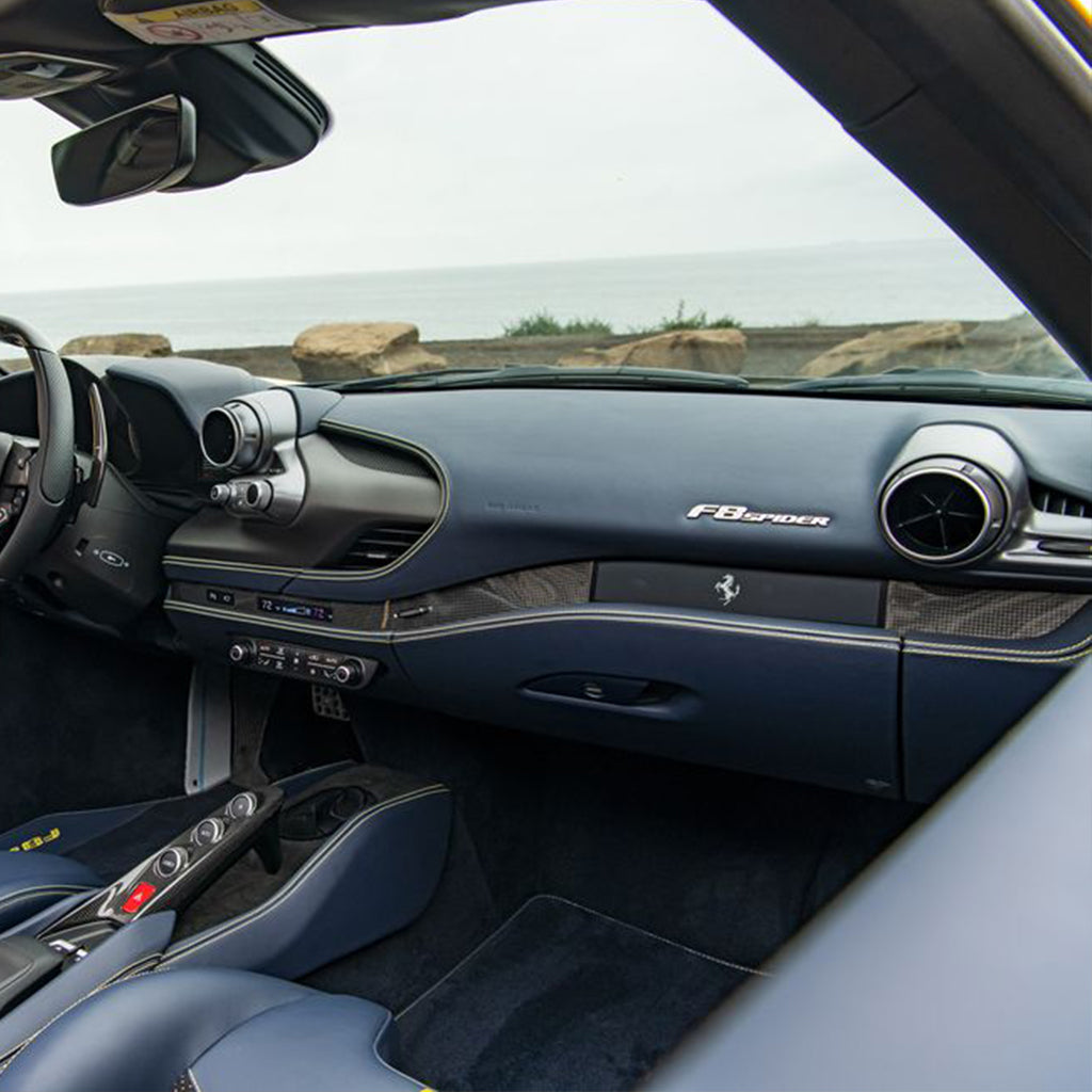 interer-ferrari-f8-spider-salon-dubai-rental