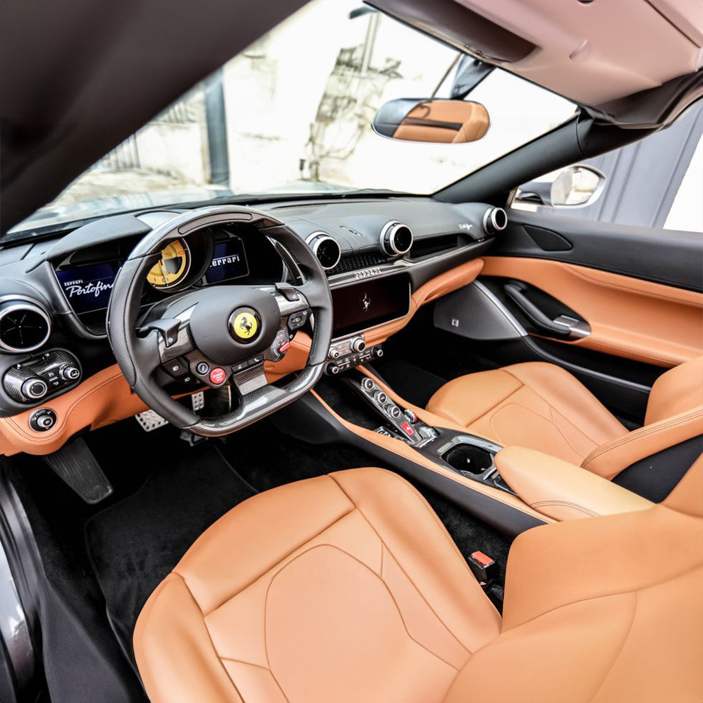 interer-ferrari-portofino-panel-priborov-dubai-rental