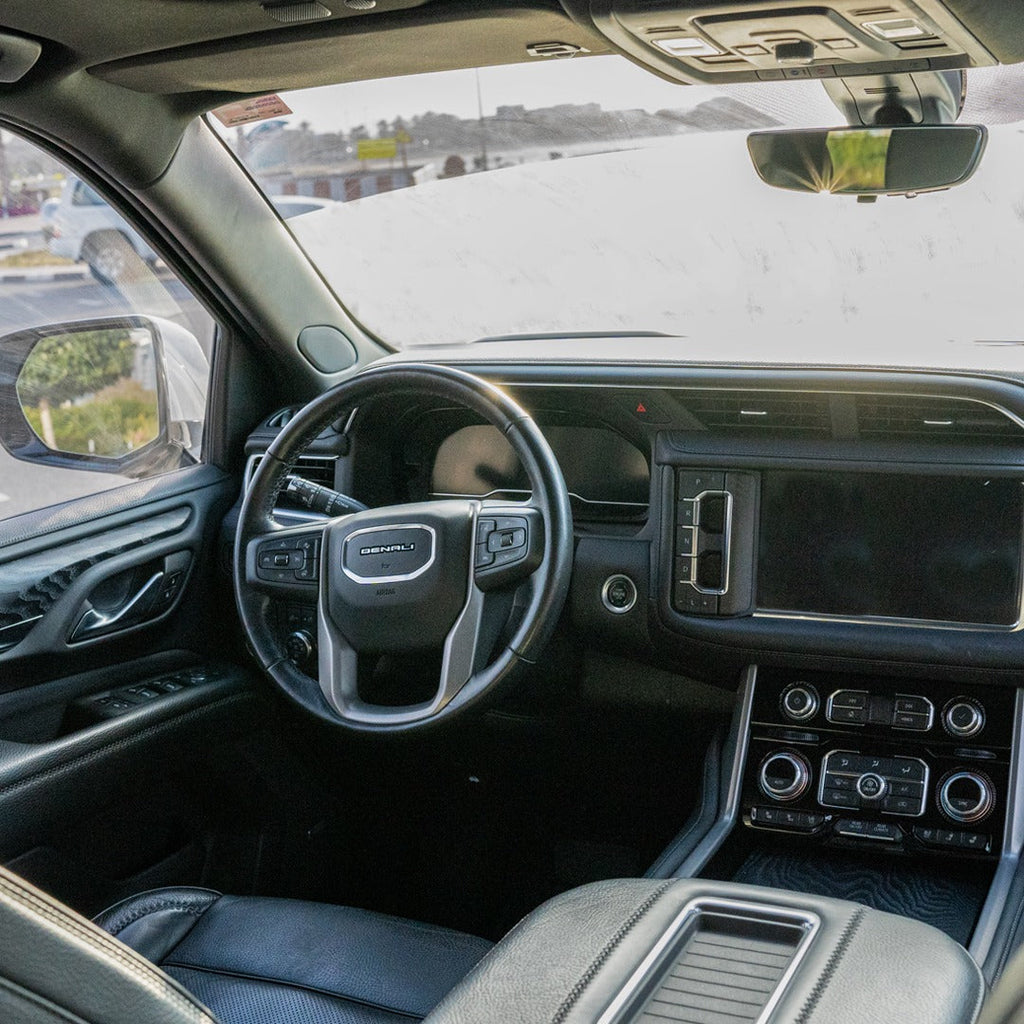 interer-gmc-yukon-denali-panel-upravleniya-dubai-rental