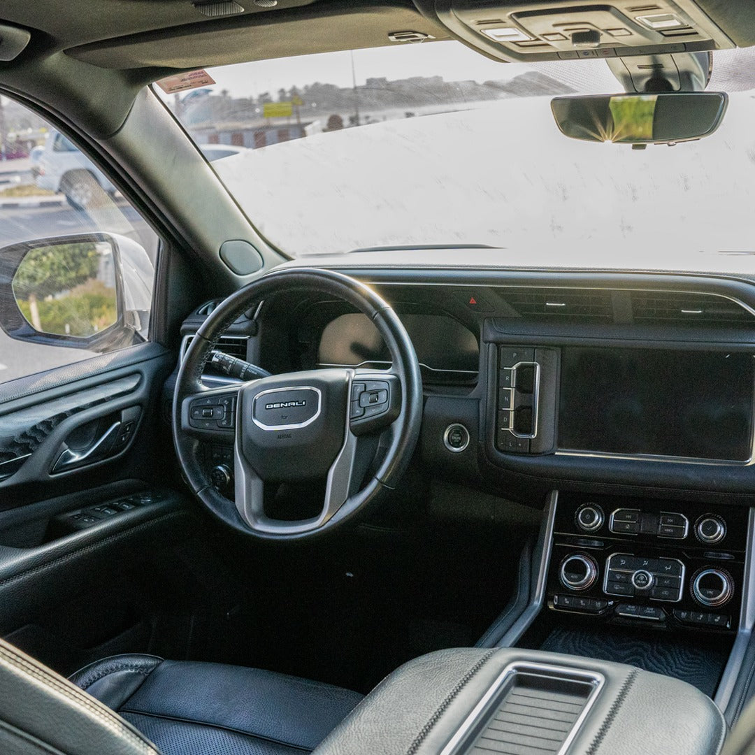 interer-gmc-yukon-denali-panel-upravleniya-dubai-rental