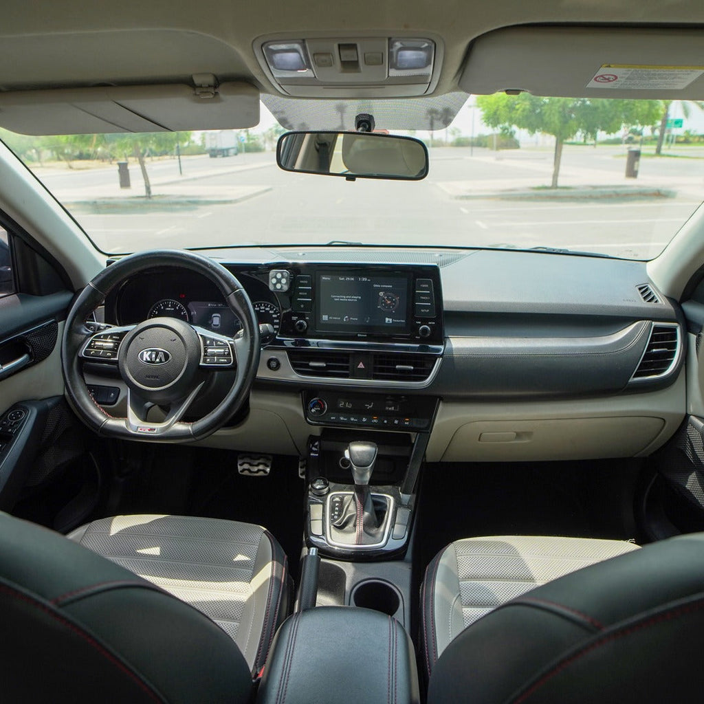 interer-kia-seltos-panel-priborov-dubai-rental