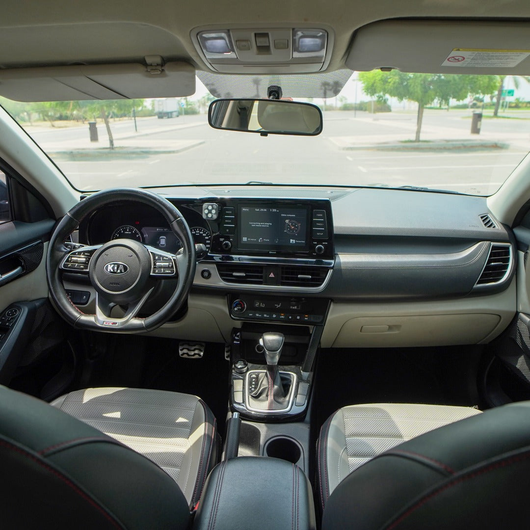 interer-kia-seltos-panel-priborov-dubai-rental