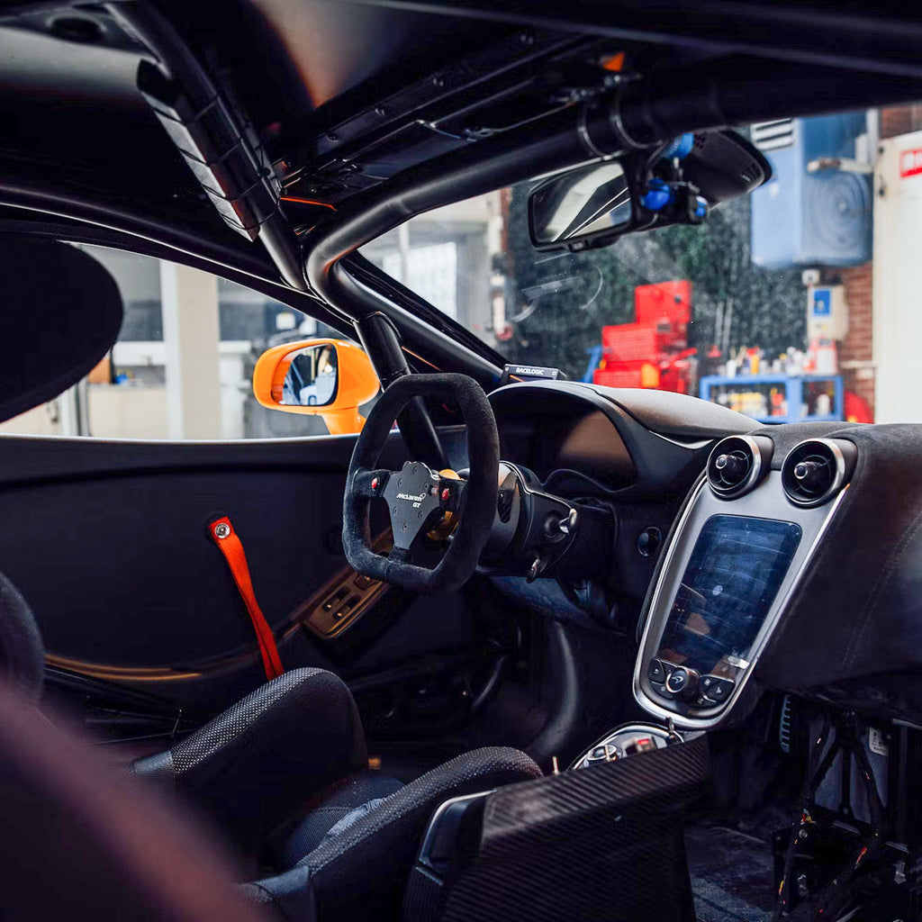 interer-mclaren-570s-panel-priborov-dubai-rental