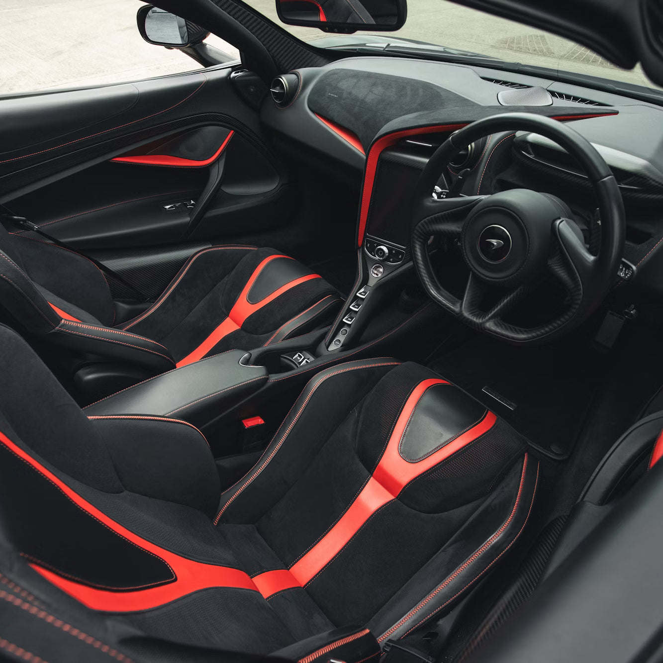 interer-mclaren-720s-panel-priborov-dubai-rental