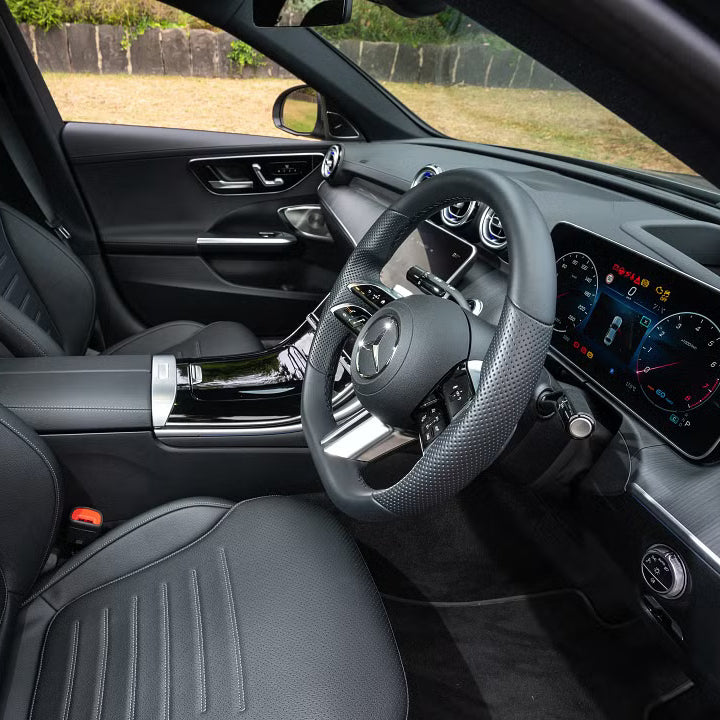 interer-mercedes-c200-panel-priborov-dubai-rental