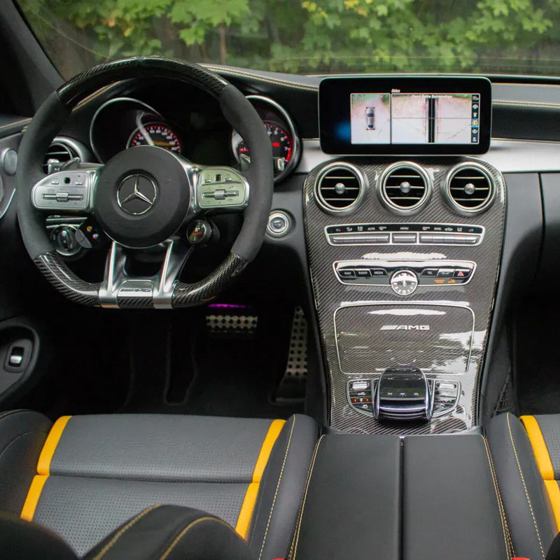 interer-mercedes-c63-amg-panel-priborov-dubai-rental