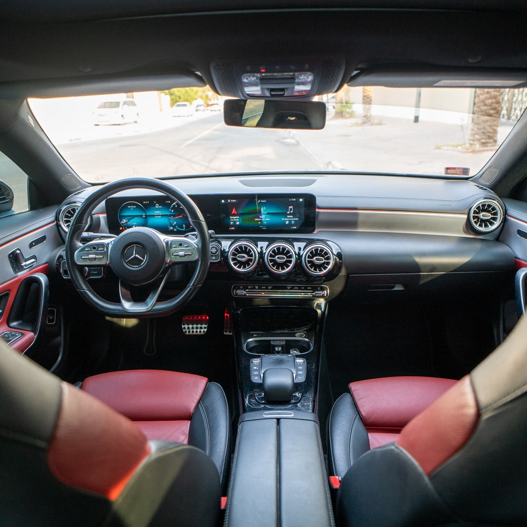 interer-mercedes-cla250-panel-upravleniya-dubai-rental