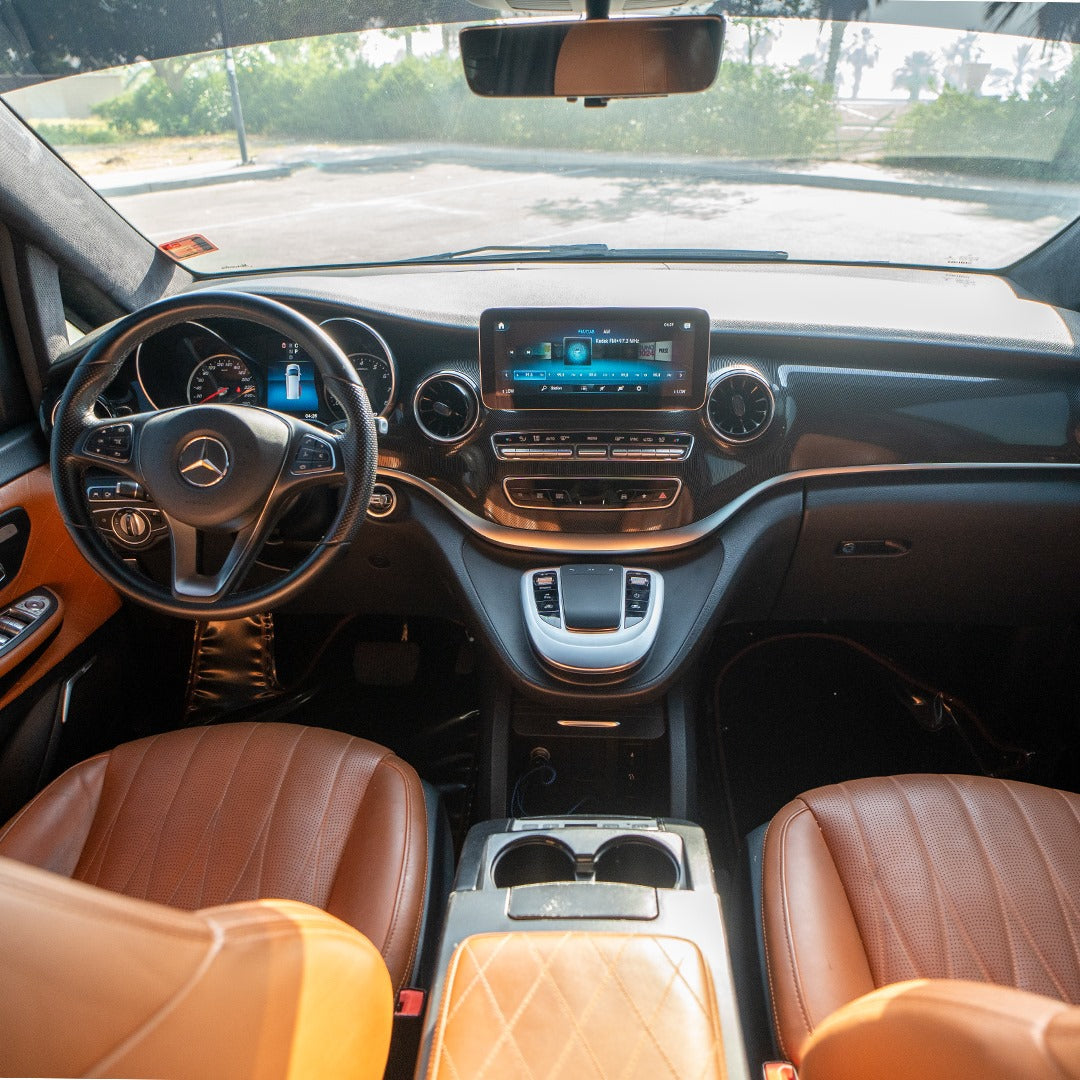 interer-mercedes-falcon-panel-upravleniya-dubai-rental