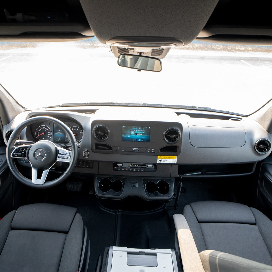 interer-mercedes-sprinter-opulent-panel-priborov-dubai-rental