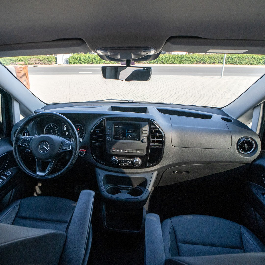 interer-mercedes-vito-panel-upravleniya-dubai-rental