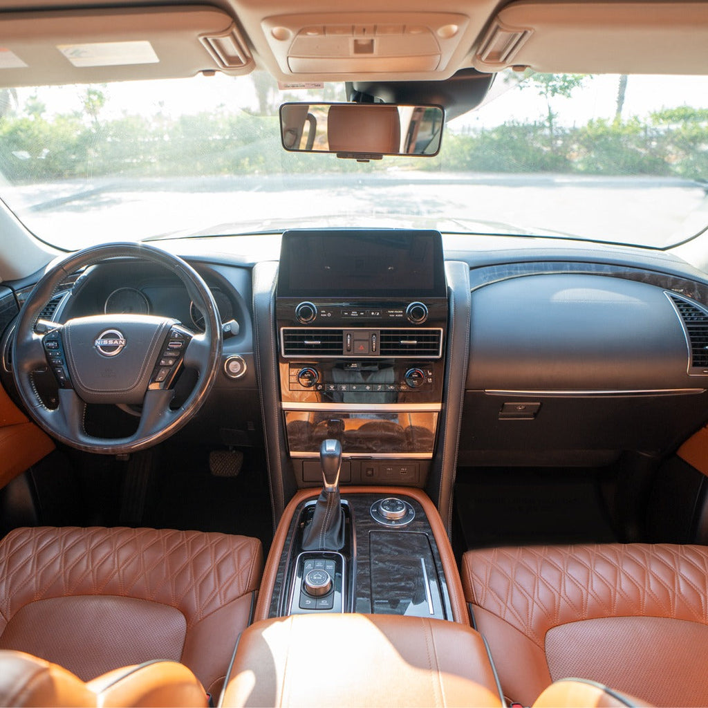 interer-nissan-patrol-panel-upravleniya-dubai-rental