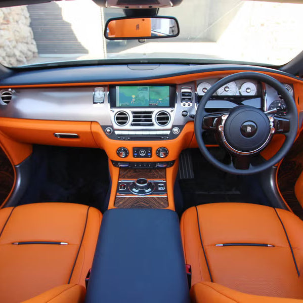 interer-rolls-royce-dawn-panel-upravleniya-dubai-rental