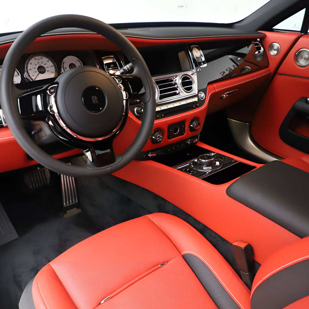 interer-rolls-royce-wraith-panel-upravleniya-dubai-rental