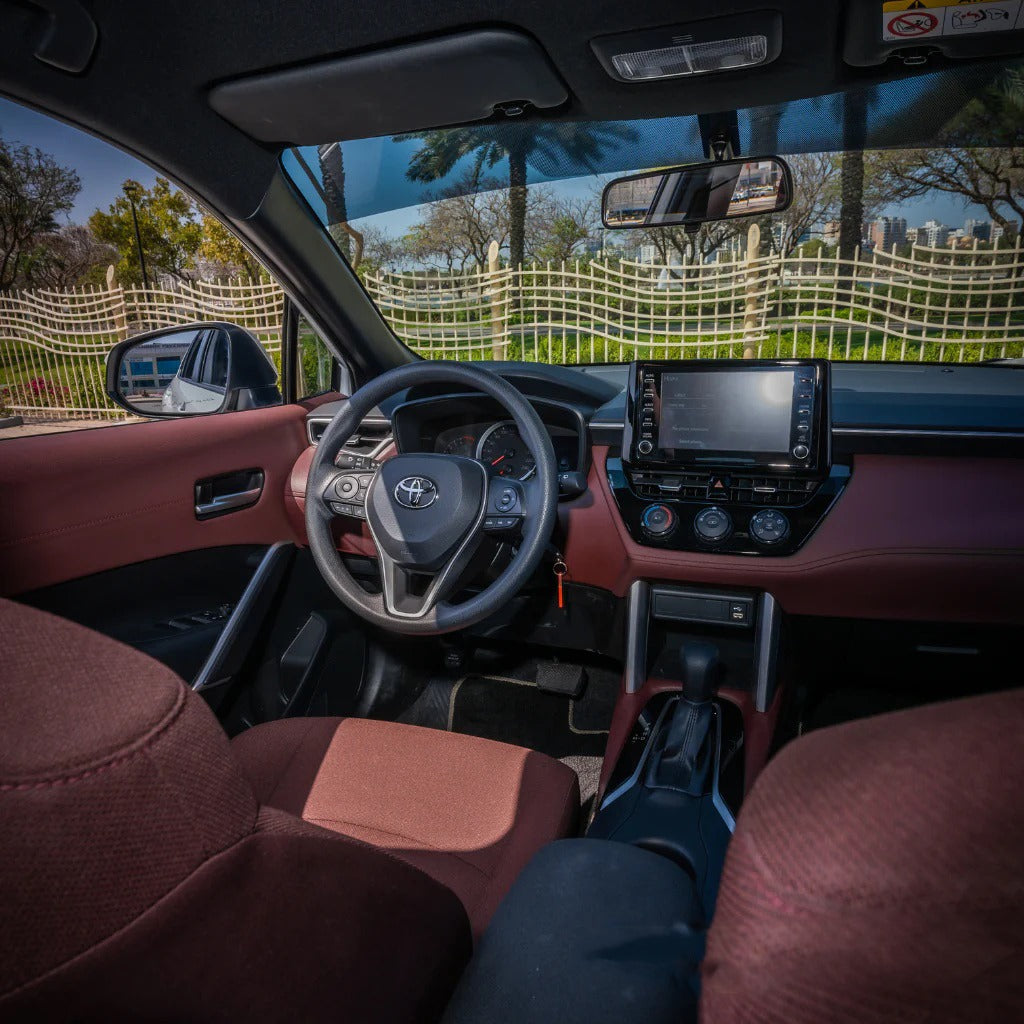 interer-toyota-corolla-cross-panel-upravleniya-dubai-rental