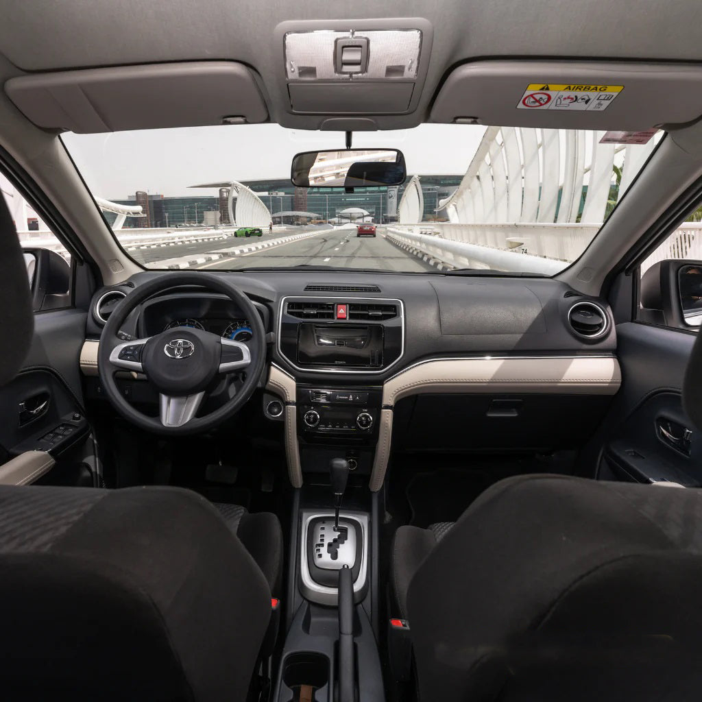 interer-toyota-rush-panel-upravleniya-dubai-rental