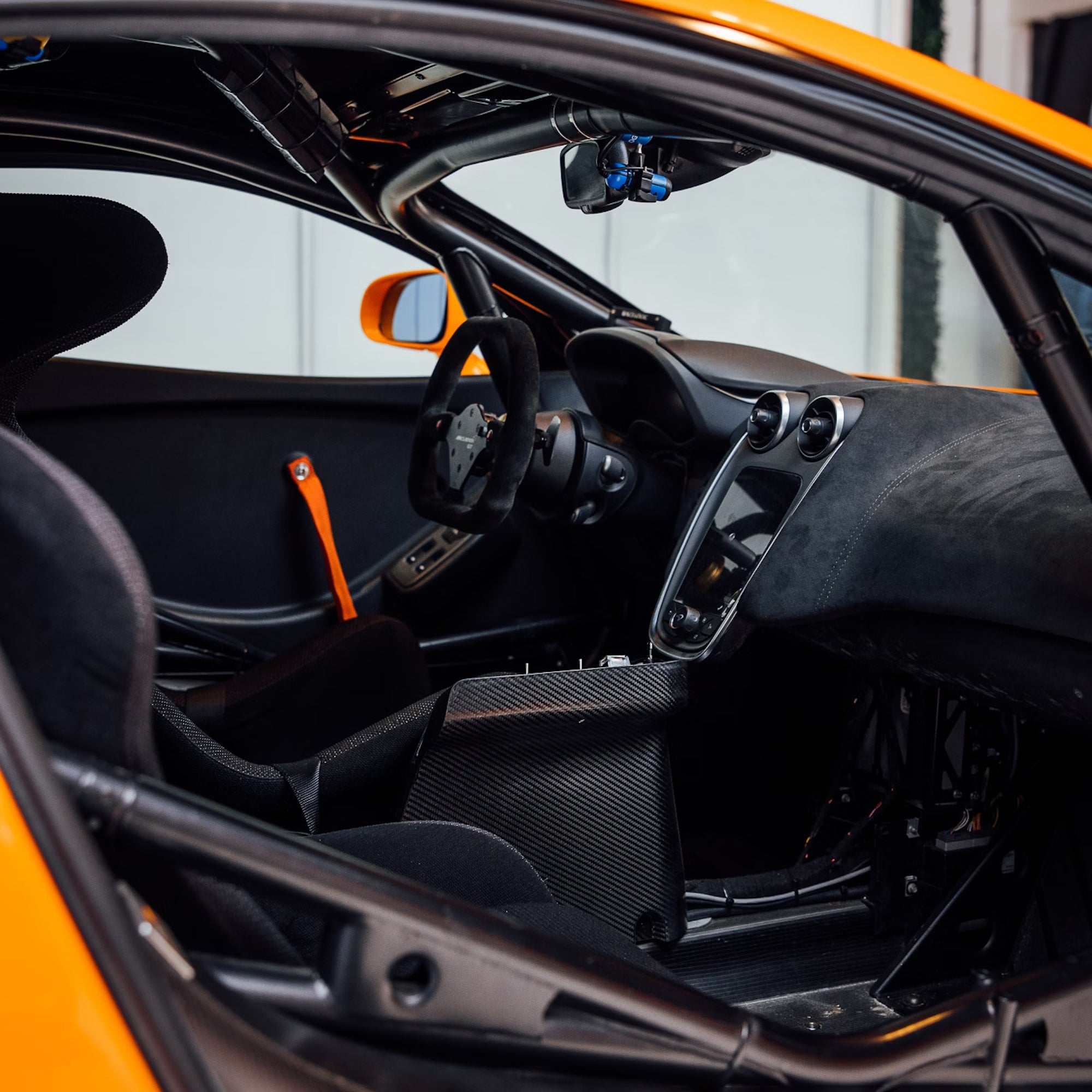 mclaren-570s-interer-detali-dubai-rental