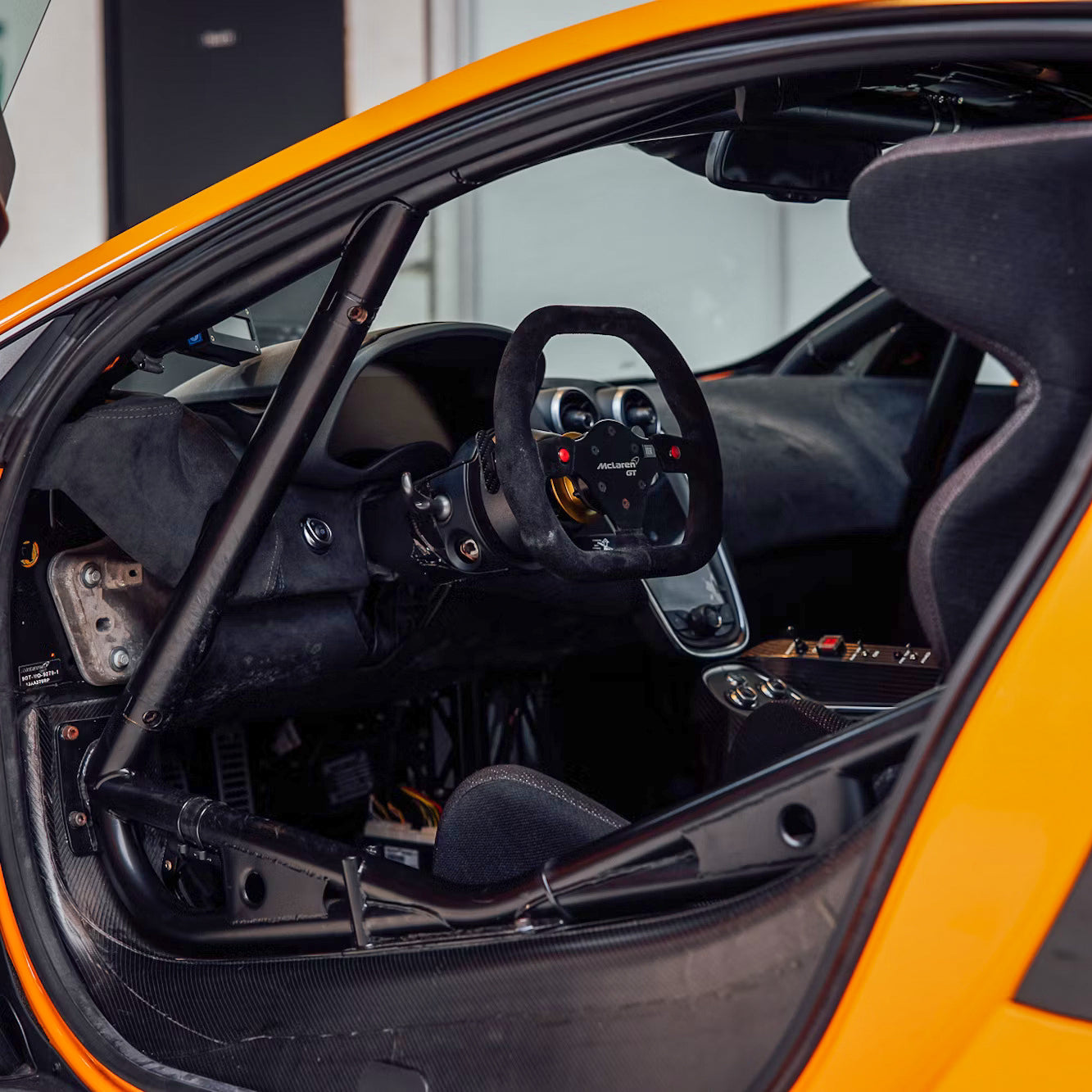 mclaren-570s-rulevoe-upravlenie-dubai-rental