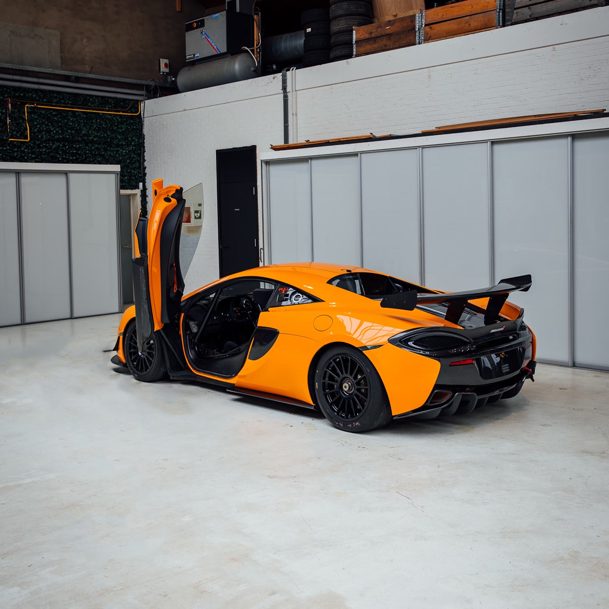 mclaren-570s-zadniy-vid-dubai-rental