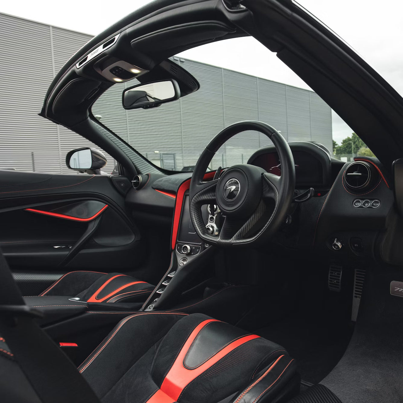 mclaren-720s-rulevoe-upravlenie-dubai-rental